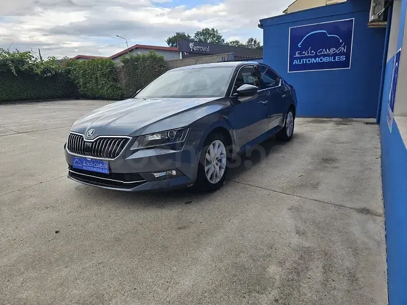 Usado Skoda Superb Ambition 150 CV (110 kW) 2019 Gris / plata Berlina