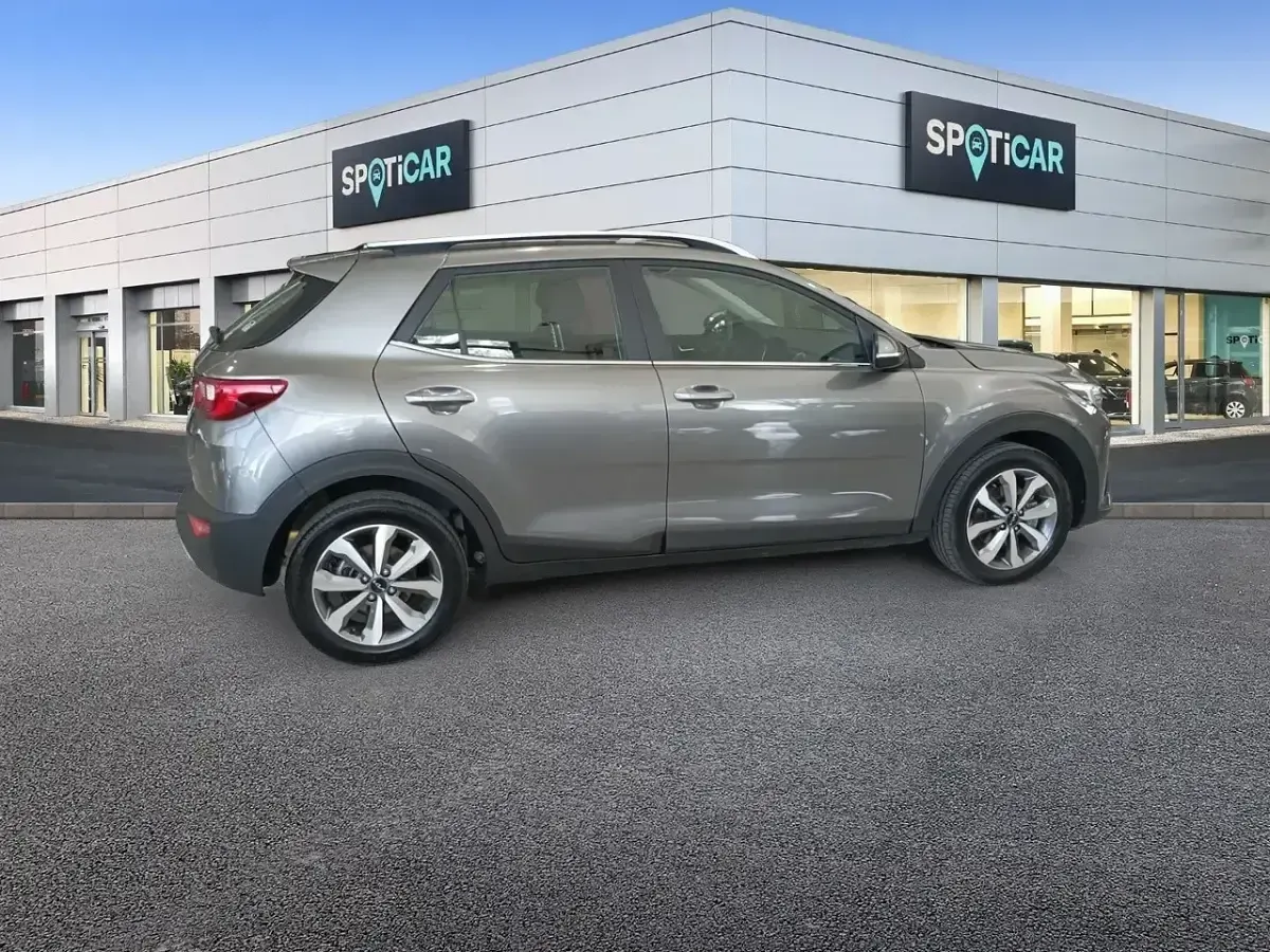 Usado Kia Stonic 100 CV (73 kW) 2025 Gris SUV