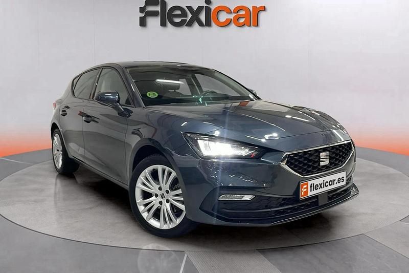 Usado Seat Leon Style 130 CV (95 kW) 2022 Gris Utilitario