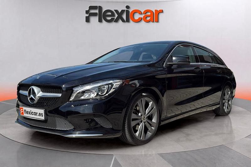 Usado Mercedes CLA180 Shooting Brake 122 CV (89 kW) 2018 Negro Familiar