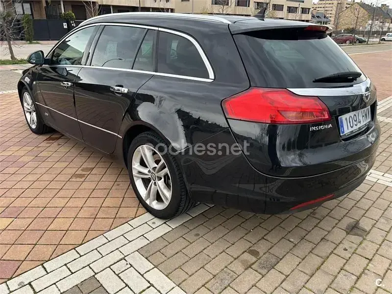 Usado Opel Insignia Sportive 195 CV (143 kW) 2012 Negro Familiar