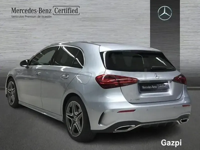 Usado Mercedes A180 136 CV (100 kW) 2025 Gris / plata Berlina