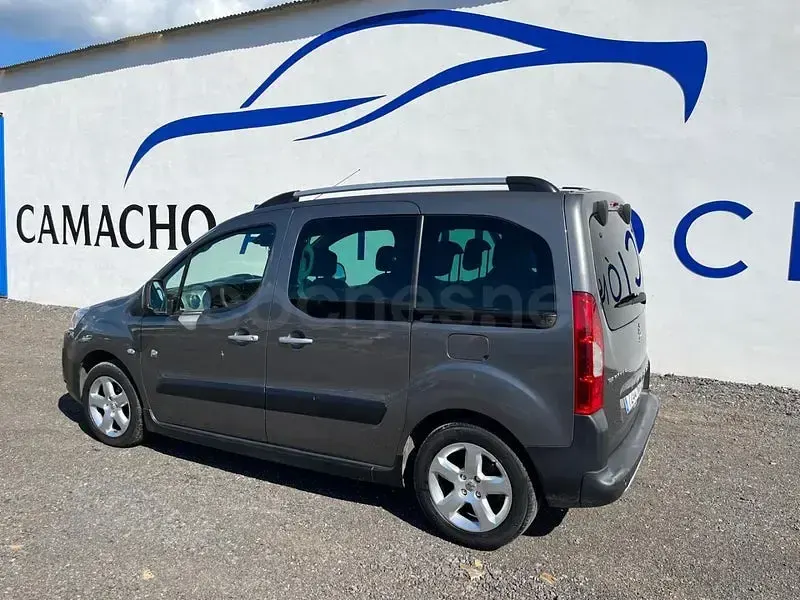 Usado Peugeot Partner Tepee Outdoor 112 CV (82 kW) 2011 Gris / plata Monovolumen