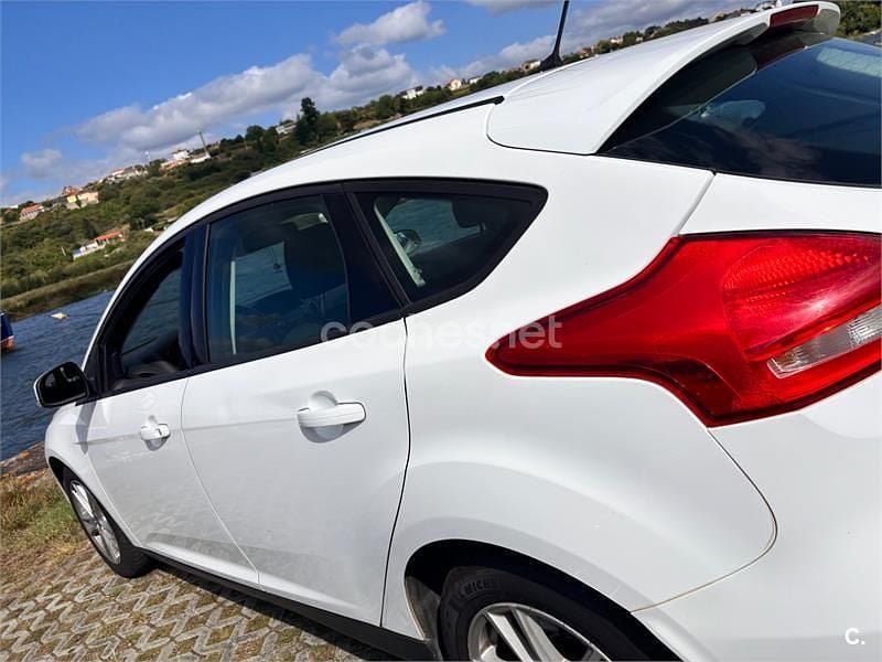 Blanco Usado 2015 Ford Focus Trend Berlina | 6900 € (Buen precio) - Imagen 1/4
