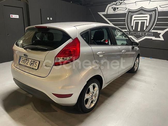Usado Ford Fiesta Trend 82 CV (60 kW) 2010 Gris / plata Berlina