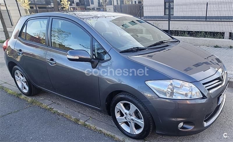 Usado Toyota Auris Active 90 CV (66 kW) 2011 Marrón Utilitario
