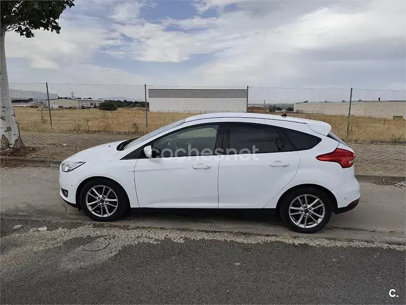 Usado Ford Focus Trend 125 CV (91 kW) 2018 Blanco Berlina