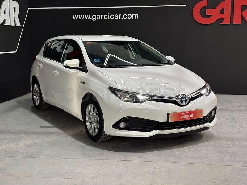 Usado Toyota Auris Hybrid Active 136 CV (100 kW) 2019 Blanco Berlina