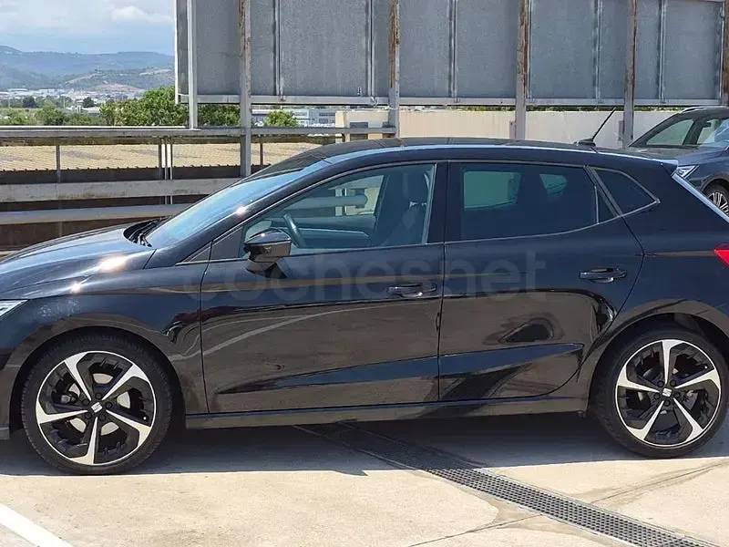 Usado Seat Ibiza FR 110 CV (80 kW) 2021 Negro Utilitario