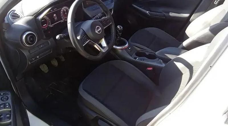 Usado Nissan Juke N-Connecta 114 CV (83 kW) 2025 Lunar white (metalizado) techo SUV