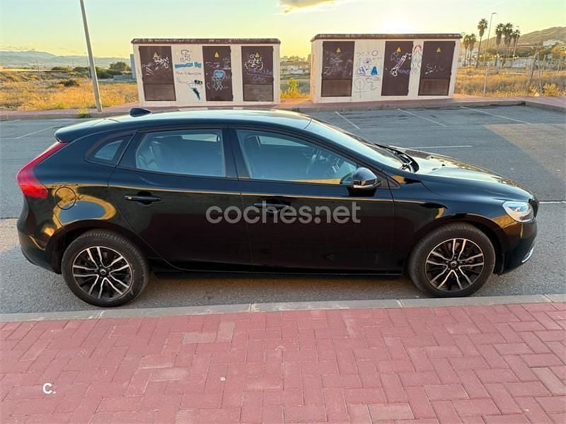 Usado Volvo V40 Momentum 122 CV (89 kW) 2018 Negro Berlina