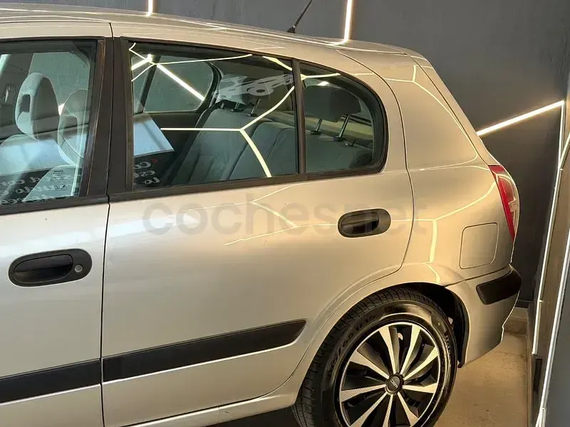 Usado Nissan Almera Comfort 110 CV (80 kW) 2002 Gris / plata Berlina