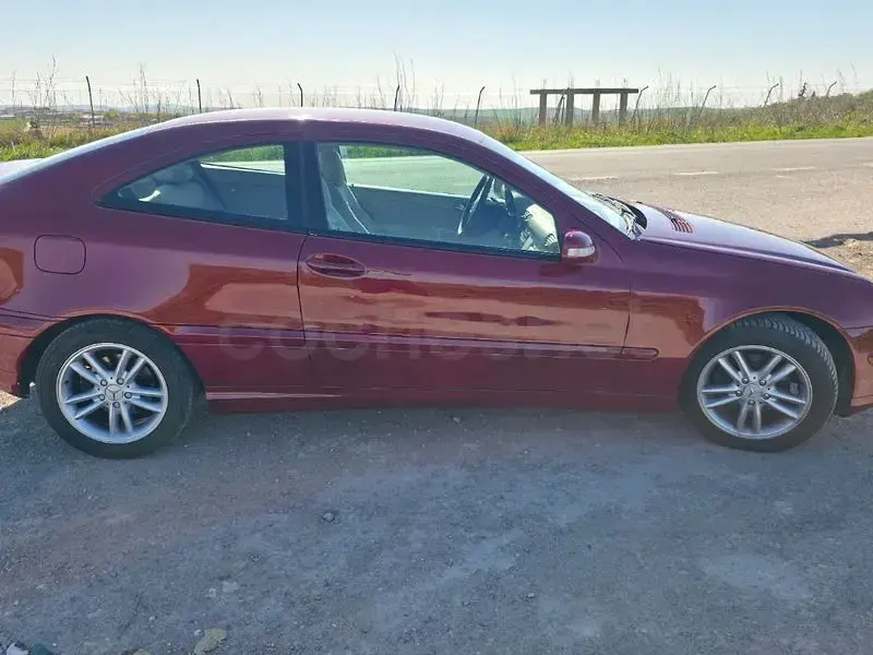 Usado Mercedes C220 143 CV (105 kW) 2002 Granate Berlina