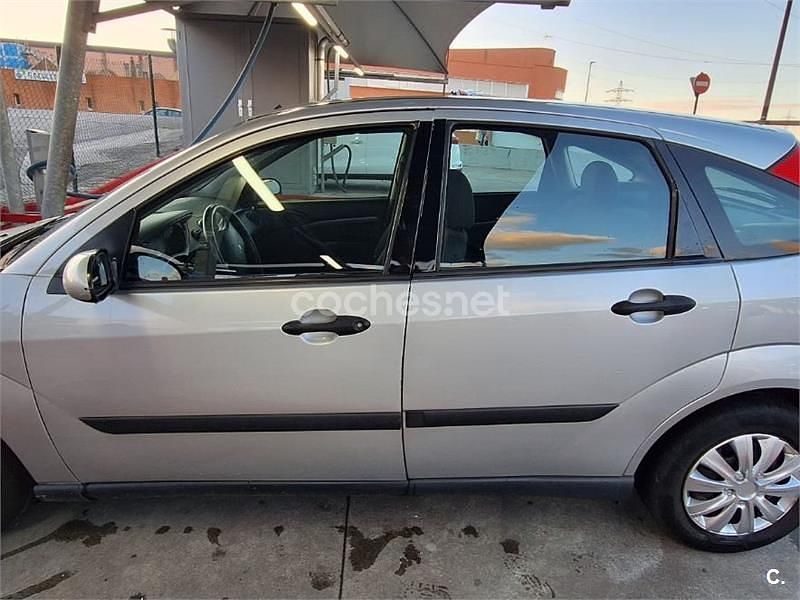 Usado Ford Focus Ghia 100 CV (73 kW) 1999 Gris / plata Berlina
