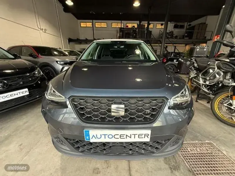Usado Seat Arona Style 110 CV (80 kW) 2023 Gris SUV