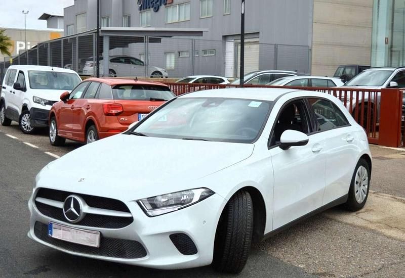 Begagnad Mercedes A180 136 HK (100 kW) 2021 Vit Halvkombi