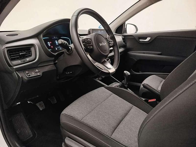 Usado Kia Stonic 101 CV (74 kW) 2025 Blanco SUV