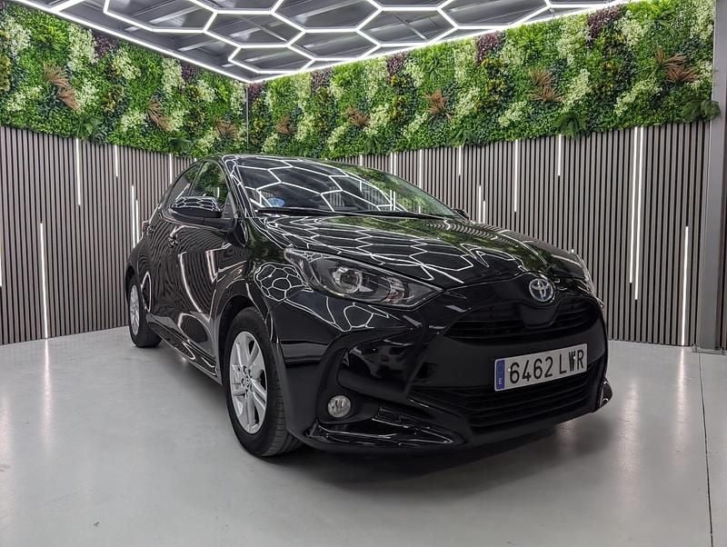 Usado Toyota Yaris Hybrid Business Edition 116 CV (85 kW) 2022 Negro Berlina