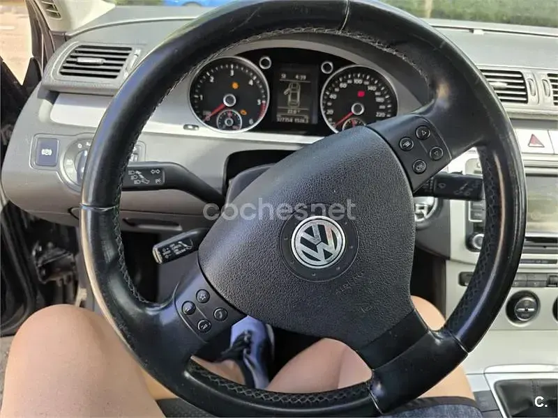 Usado VW Passat 110 CV (80 kW) 2009 Negro Familiar