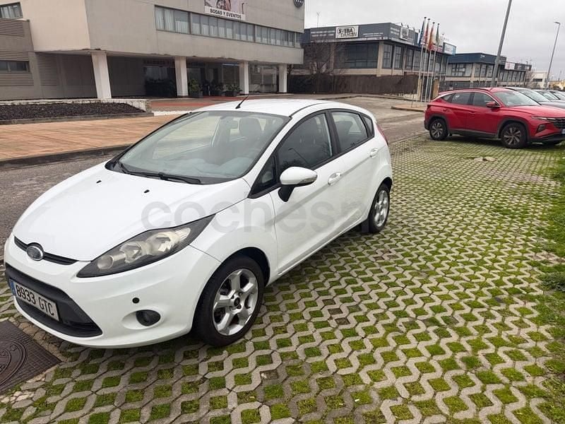 Usado Ford Fiesta Trend 95 CV (69 kW) 2010 Blanco Utilitario