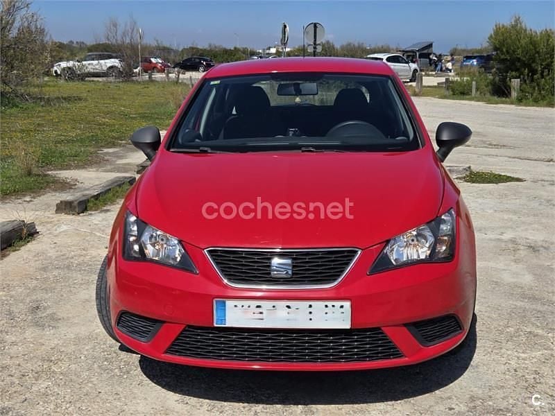 Usado Seat Ibiza Reference 90 CV (66 kW) 2015 Rojo Berlina