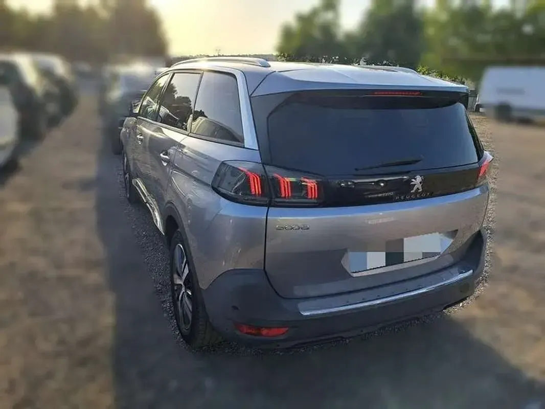 Usado Peugeot 5008 Allure 131 CV (96 kW) 2022 Gris SUV