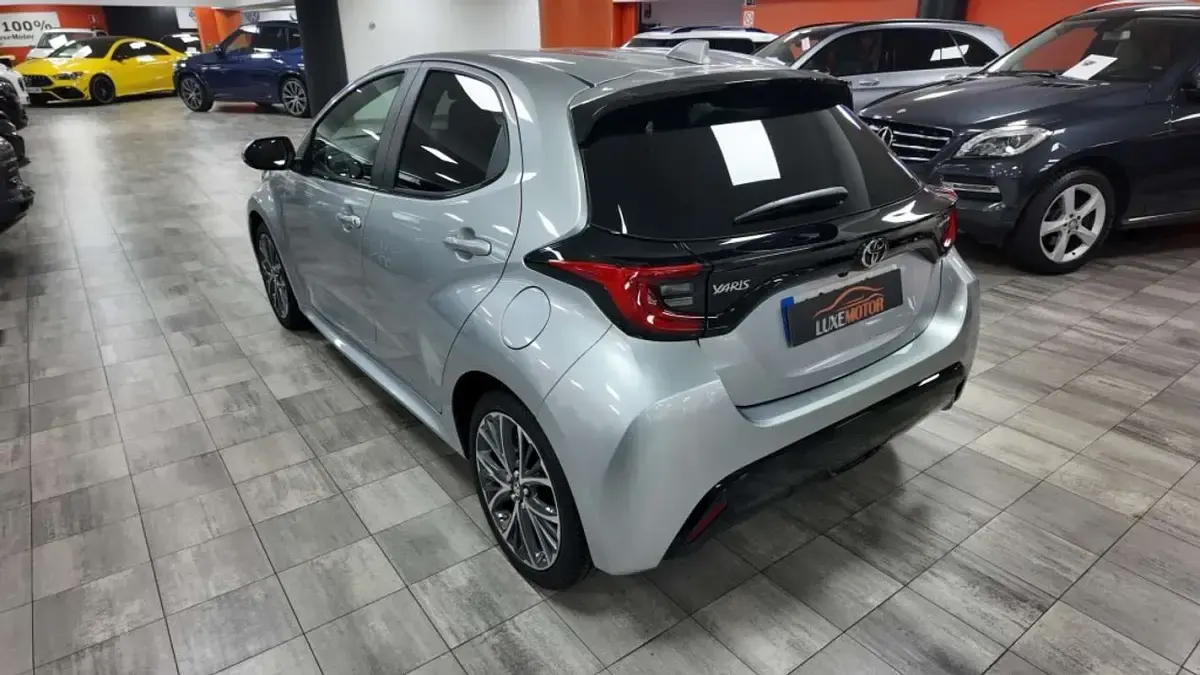 Nuevo Toyota Yaris Plus 116 CV (85 kW) 2025 Gris Utilitario