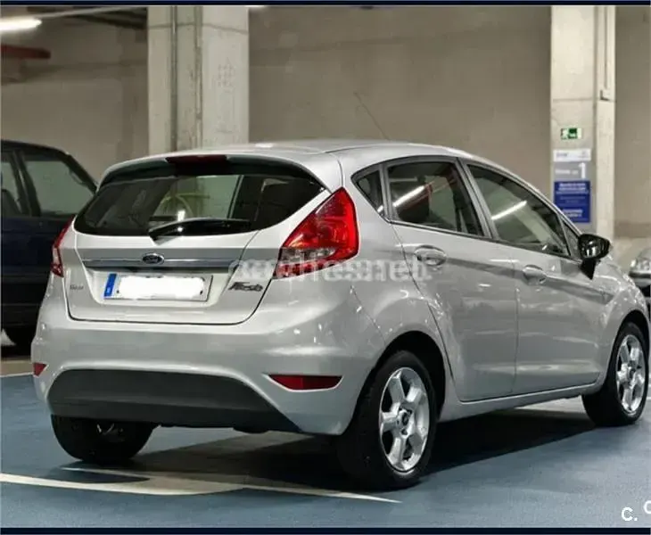 Usado Ford Fiesta Trend 68 CV (50 kW) 2009 Gris / plata Utilitario