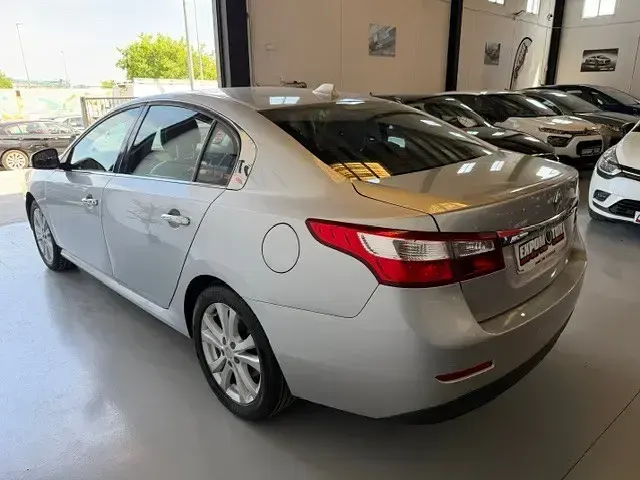Usado Renault Latitude Privilege 150 CV (110 kW) 2011 Gris Berlina