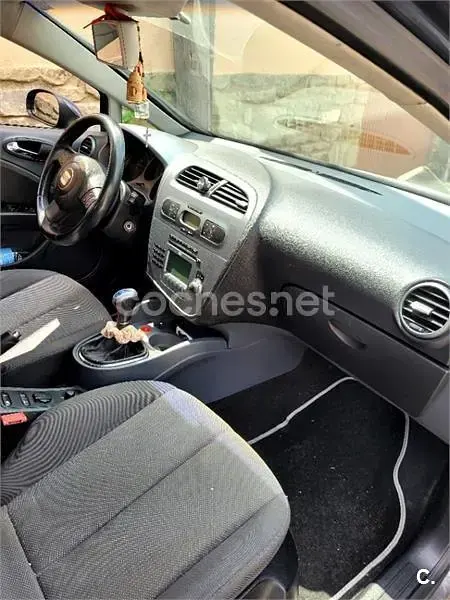 Usado Seat Leon Sport 105 CV (77 kW) 2006 Gris / plata Utilitario
