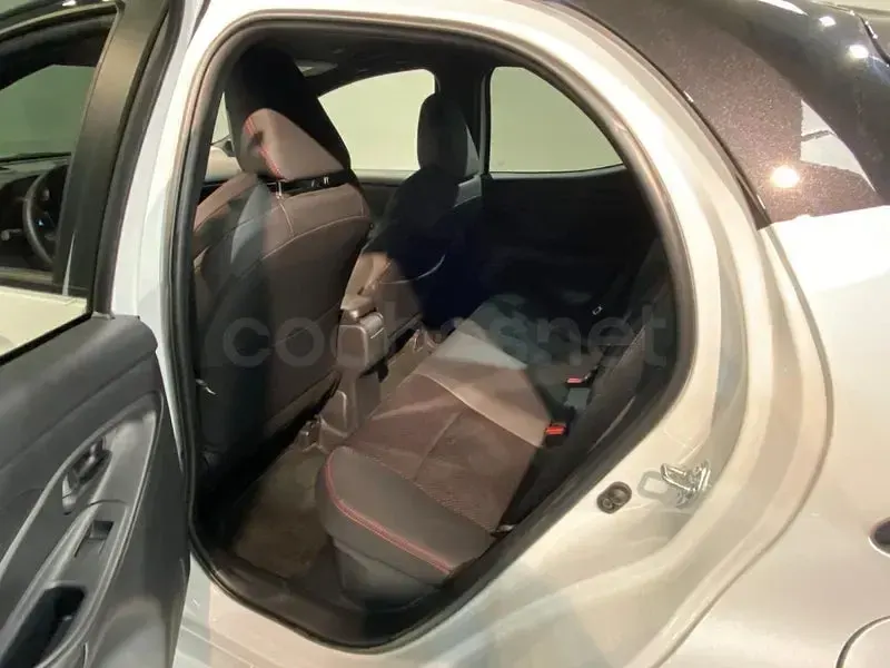 Nuevo Toyota Yaris Hybrid Plus 130 CV (95 kW) 2026 Blanco Berlina