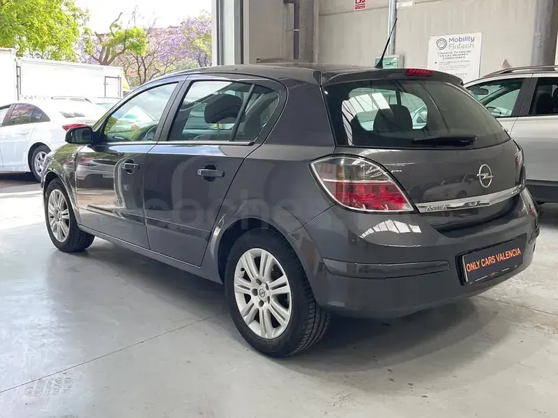 Usado Opel Astra Edition 110 CV (80 kW) 2009 Gris / plata Berlina