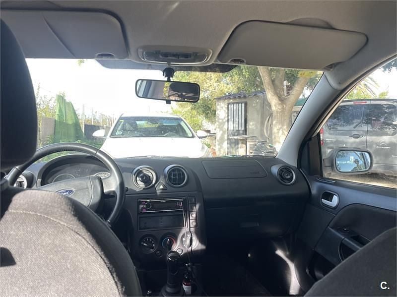 Usado Ford Fiesta Ghia 80 CV (58 kW) 2004 Gris / plata Utilitario