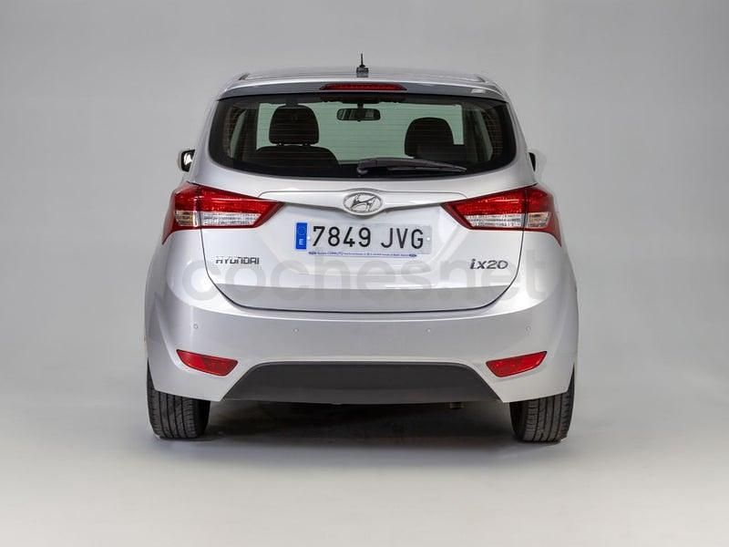 Usado Hyundai ix20 90 CV (66 kW) 2016 Gris / plata Utilitario