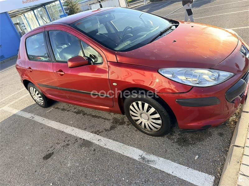 Usado Peugeot 307 90 CV (66 kW) 2006 Rojo Berlina