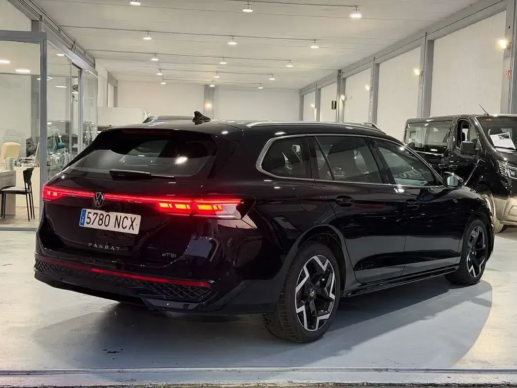 Usado VW Passat R-line 150 CV (110 kW) 2025 Negro Familiar