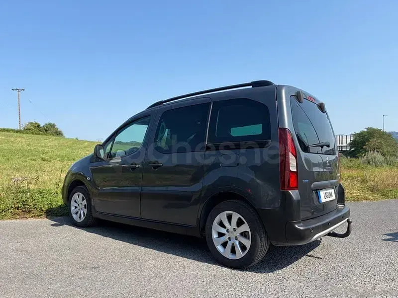 Usado Peugeot Partner Tepee Outdoor 120 CV (88 kW) 2016 Gris / plata Monovolumen