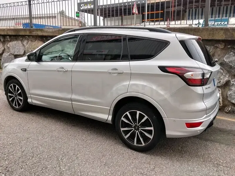 Usado Ford Kuga ST-Line 150 CV (110 kW) 2019 Gris / plata SUV