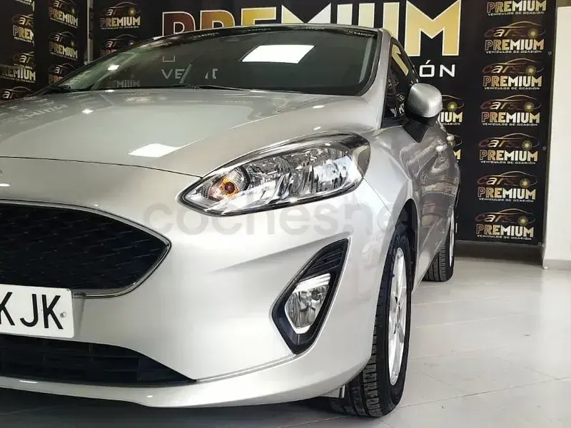 Usado Ford Fiesta Active 85 CV (62 kW) 2018 Gris / plata Utilitario