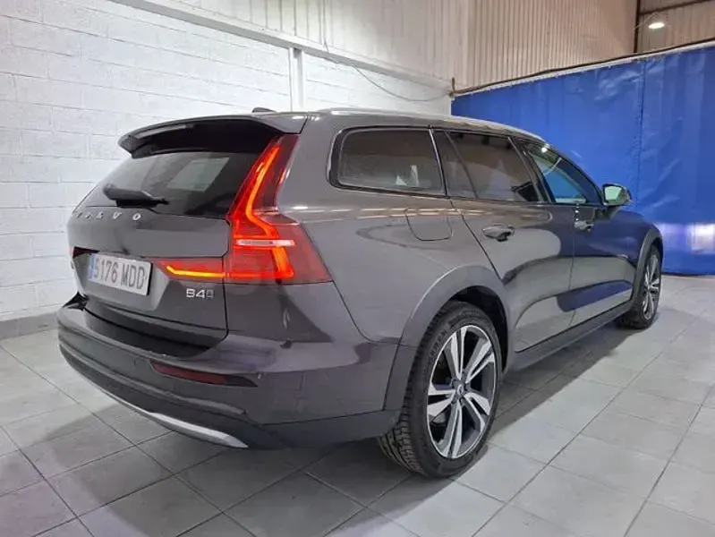 Usado Volvo V60 CC Core 197 CV (144 kW) 2022 Gris / plata Familiar