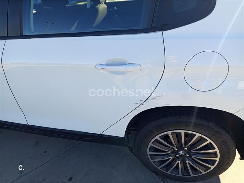 Usado Peugeot 2008 Allure 100 CV (73 kW) 2017 Blanco SUV