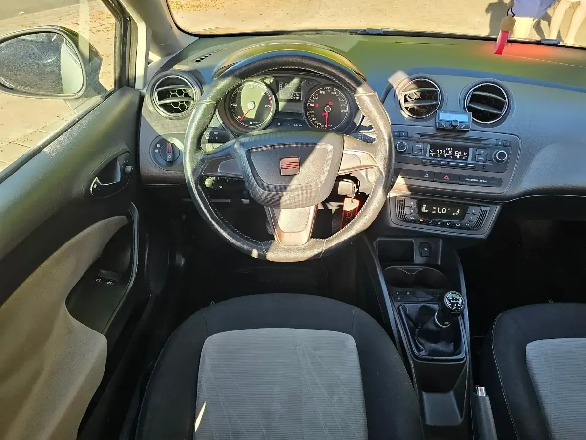 Usado Seat Ibiza Reference 90 CV (66 kW) 2013 Gris