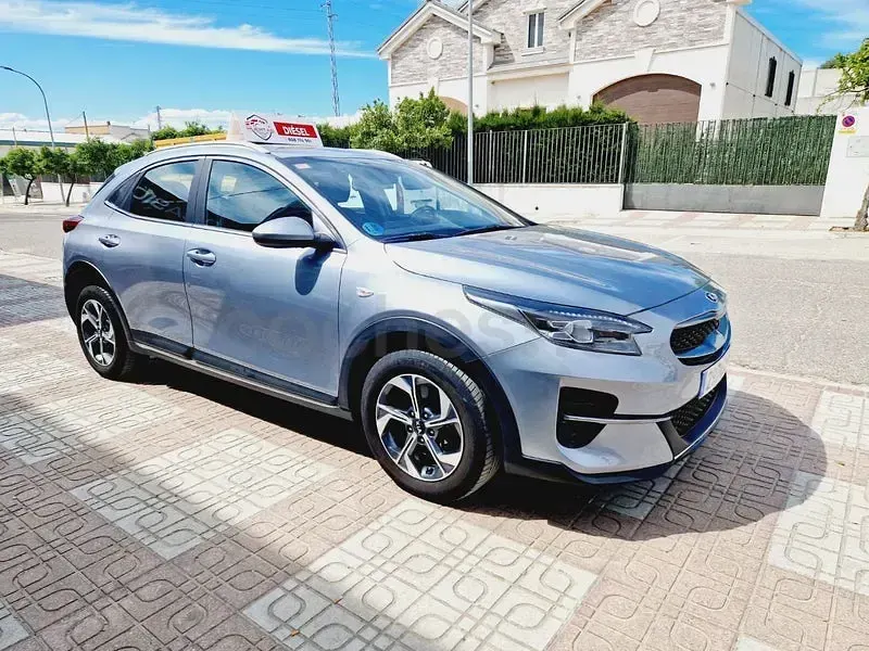 Usado Kia XCeed 136 CV (100 kW) 2021 Gris / plata SUV