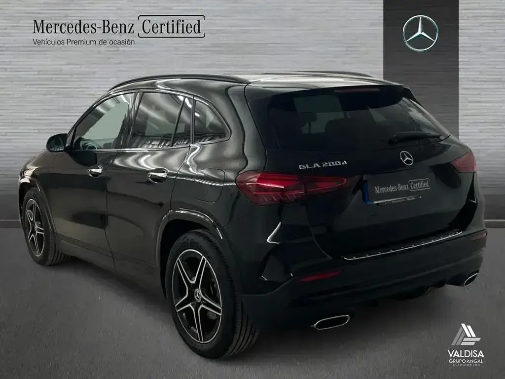 Usado Mercedes GLA200 AMG line 150 CV (110 kW) 2025 Negro cosmos SUV