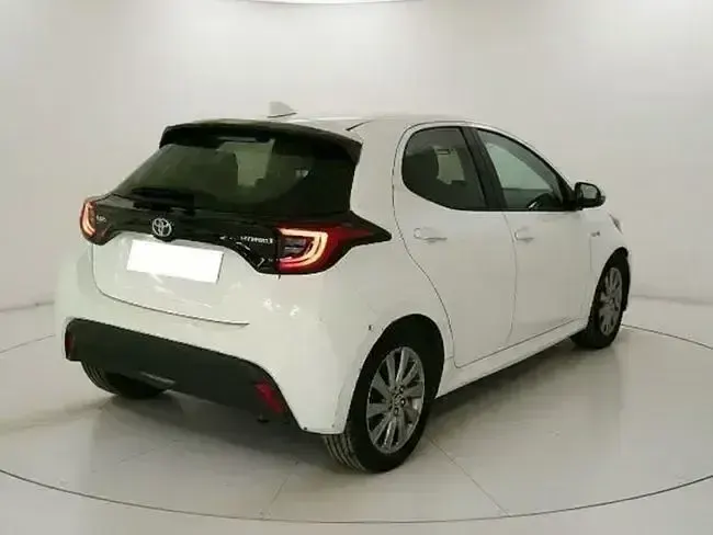 Usado Toyota Yaris Active 116 CV (85 kW) 2022 Blanco Utilitario