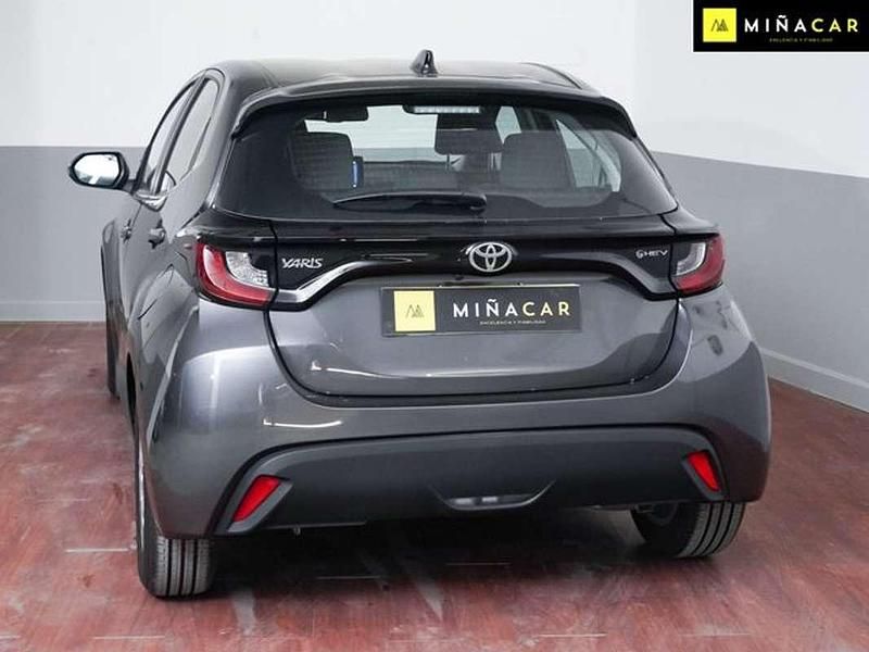 Usado Toyota Yaris Hybrid Business Edition 116 CV (85 kW) 2025 Gris Utilitario