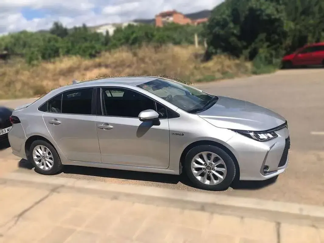 Usado Toyota Corolla Active 125 CV (91 kW) 2020 Gris Berlina