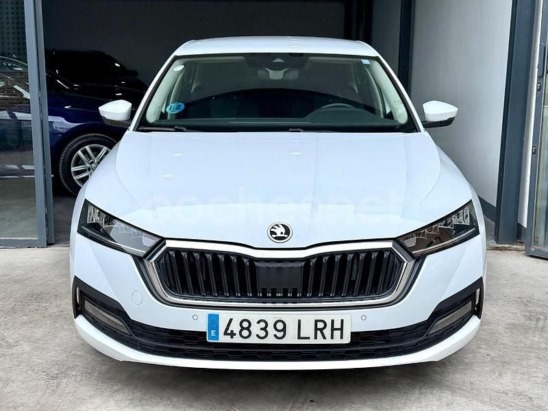 Blanco Usado 2021 Skoda Octavia Ambition Berlina | 16.450 € (Precio justo) - Imagen 1/4