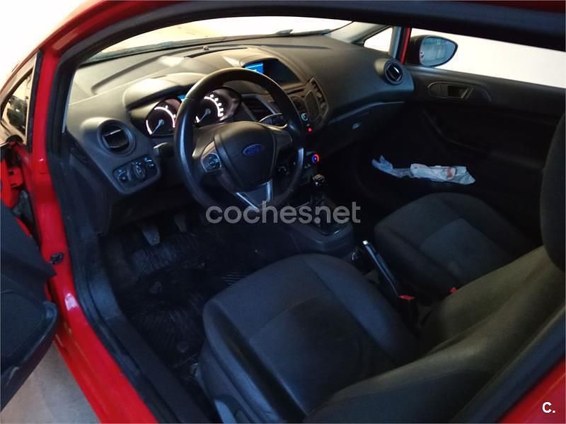 Usado Ford Fiesta Trend 75 CV (55 kW) 2014 Rojo Utilitario