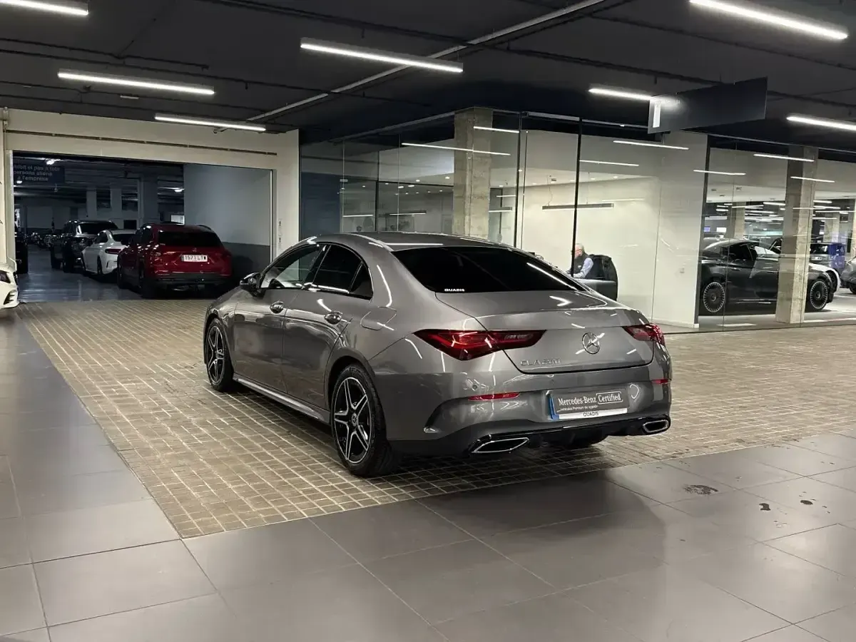 Usado Mercedes CLA200 AMG line 163 CV (119 kW) 2025 Gris montaña Berlina